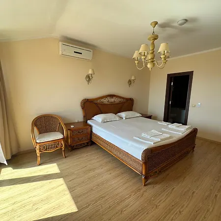 아파트 Chateau Del Marina Penthouses 네세부르
